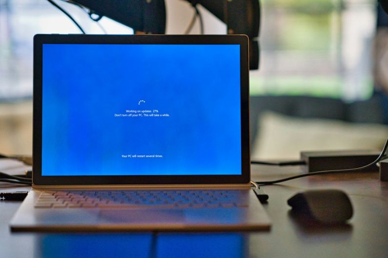 Microsoft Hololens - macbook pro on brown wooden table